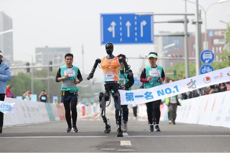 冠军“天工Ultra” 来源：人民日报.jpg