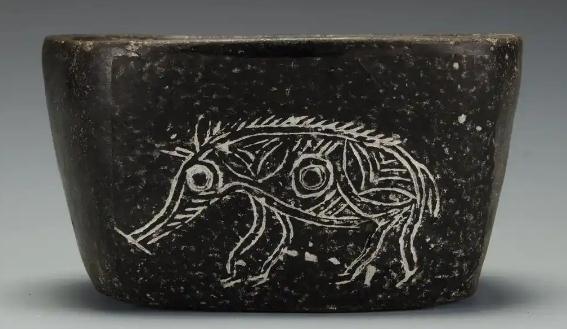 1749801204263276.jpg 新石器时代河姆渡文化猪纹陶钵.jpg