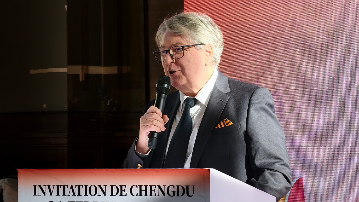 1762057058913077.jpg 4,“中国大使奖”获得者,著名汉学家贝文江介绍大熊猫在中法文化交流中的独特价值.jpg