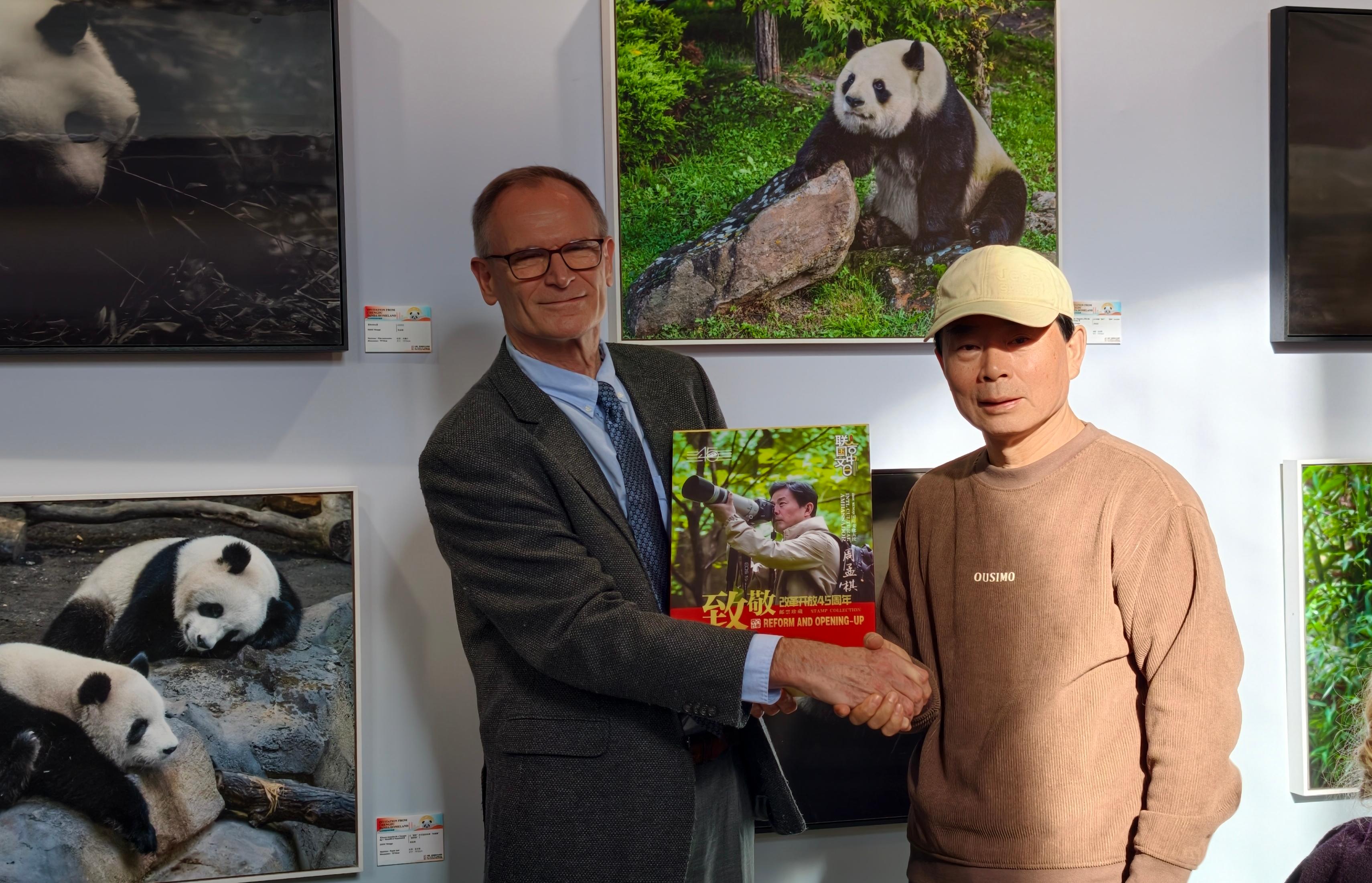 1762057288199329.jpg 17-1,周孟棋向联合国教科文组织前干事白纳德先生赠送欧洲集邮协会出品的熊猫邮册IMG_20251024_155009_edit_34496.jpg