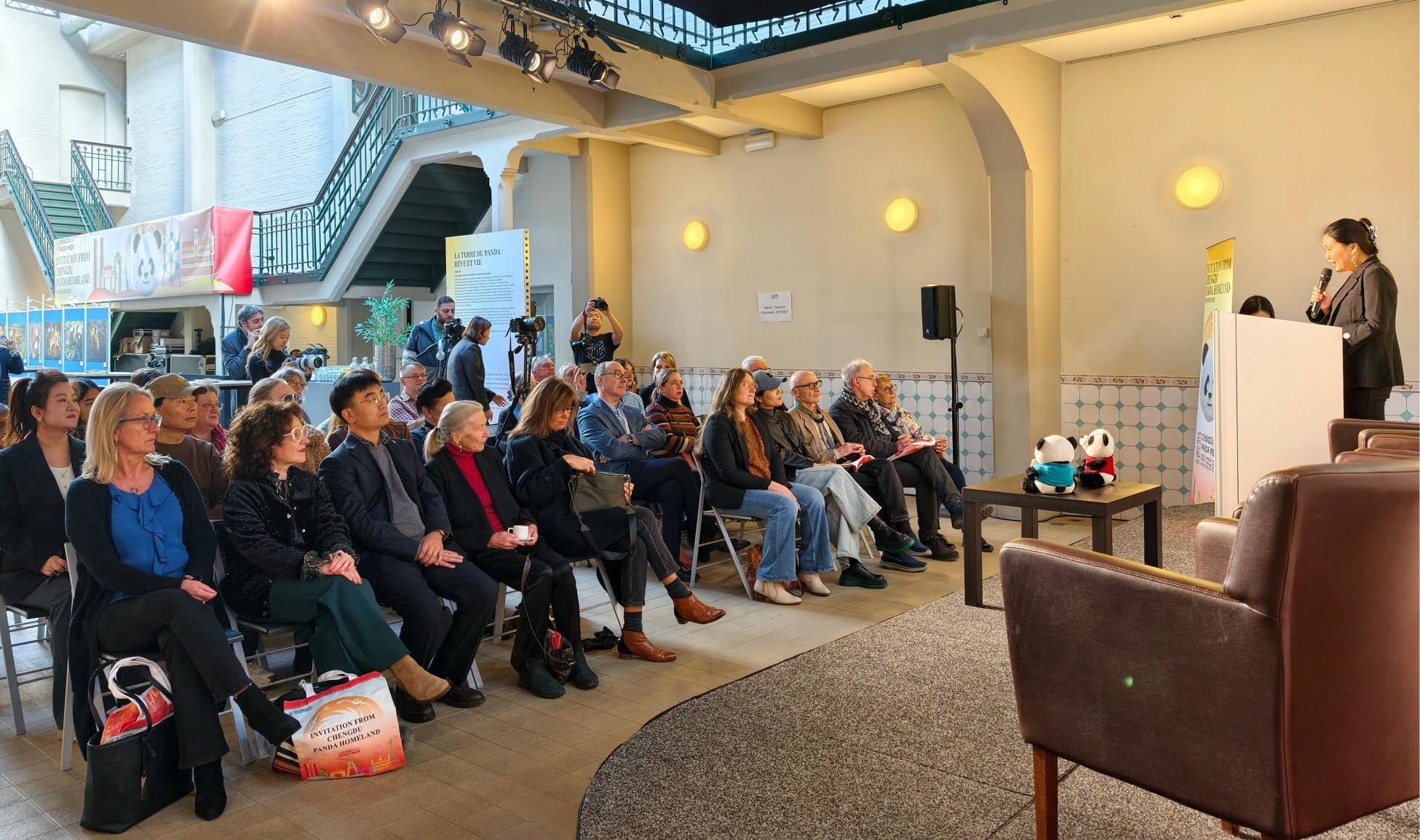 1762058452909482.jpg 2,比利时天堂动物园野生动物保护科学家、熊猫科研项目负责人杰拉·沃特斯博士(Jella WAUTERS)、比利时卡齐尔森林博物馆馆长艾兰·福尔蒂(Alain FORTI)、比利时Asse市副市长简德贝克(Jan De BACKER)、比利时Evere市议会副议长艾尔斯杰·布特尔吉尔(Elsje BOUTTELGIER)、比利时天堂动物园熊猫饲养员刘洋、中欧文化交流协会执行主席张蕾等百余名比利时政、商、文、艺等.jpg