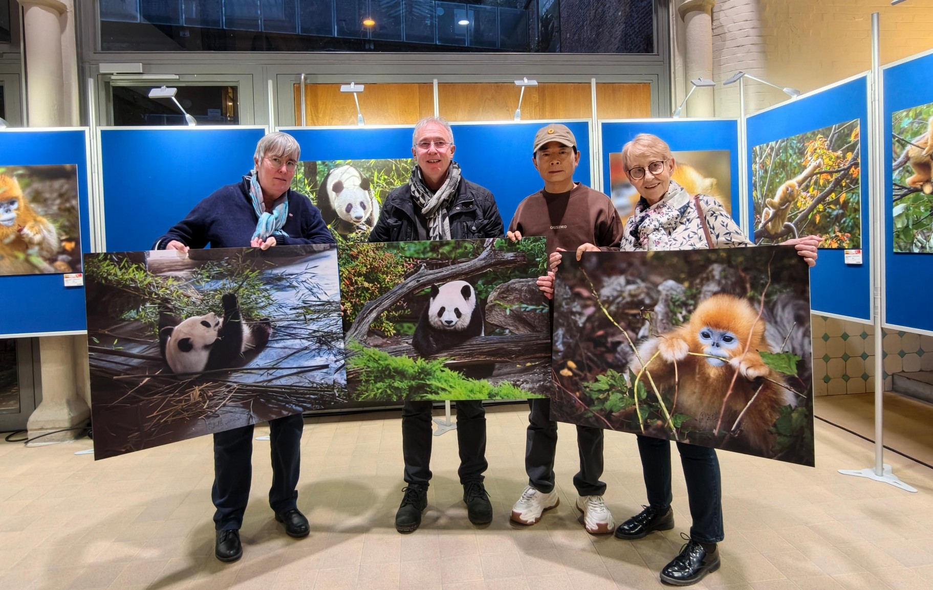 1762058925303808.jpg 11,周孟棋向比利艾兰时卡其尔森林博物馆馆长·福尔蒂赠送大熊猫、金丝猴作品IMG_20251027_174305.jpg