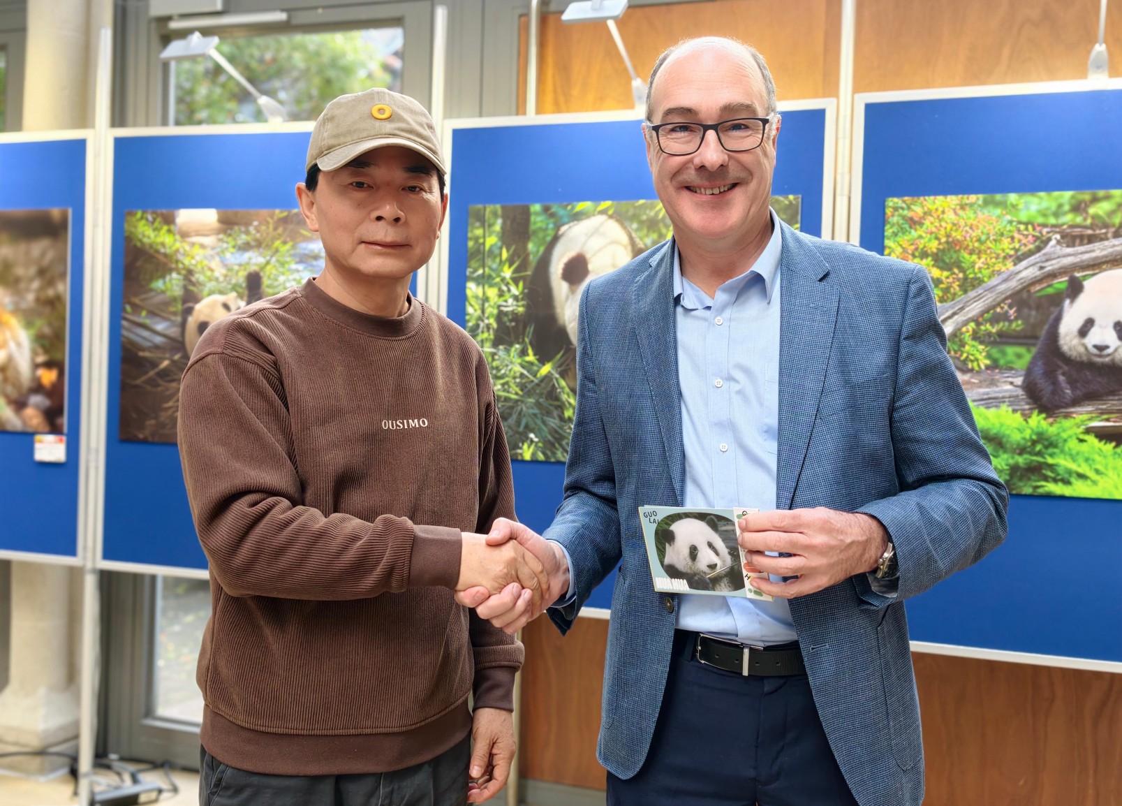 1762059037543621.jpg 10,周孟棋向比利时市副市长Jan De BackerIMG_赠送熊猫花花明信片20251027_161849.jpg