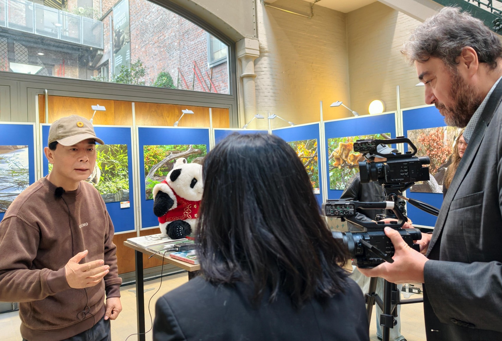 1762059172155657.jpg 14,周孟棋接受比利时媒体采访IMG_20251027_163845.jpg