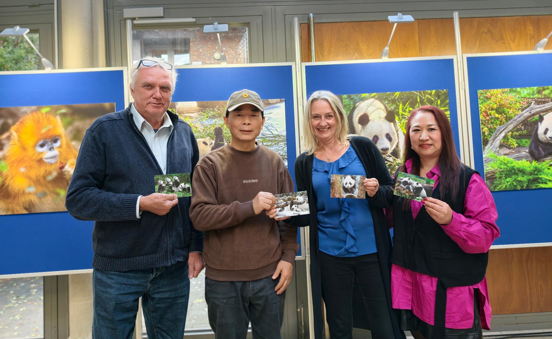 1762059430171926.jpg 15,周孟棋向布鲁塞尔市政府议员(丫赠送大熊猫明信片IMG_20251027_162342.jpg