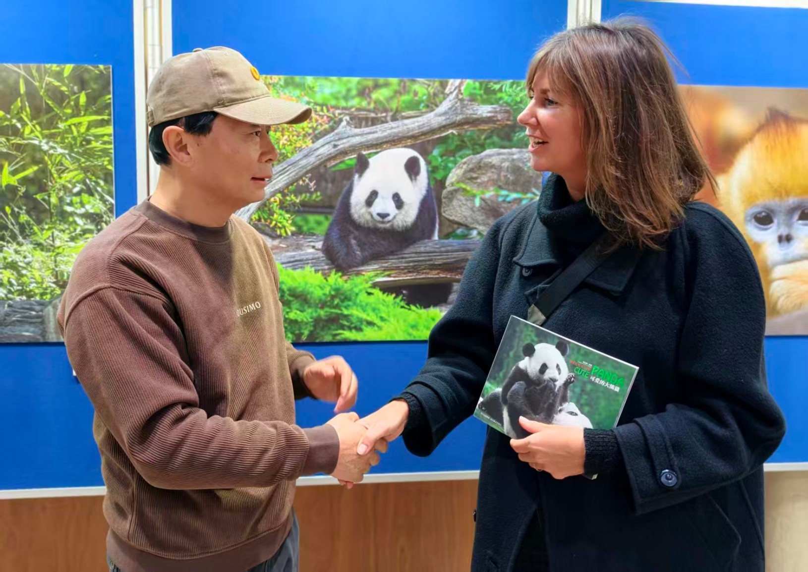 1762059507678077.jpg 12,周孟棋与比利时当代艺术家娜塔丽女士交流.jpg