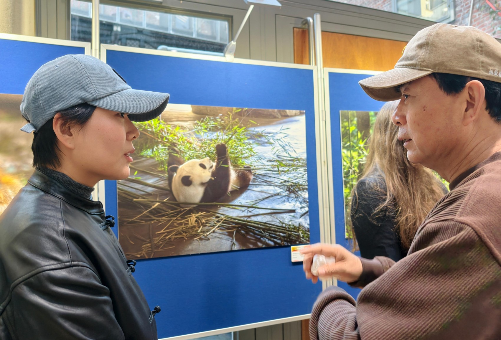 1762059585288743.jpg 13,周孟棋与比利时天堂动物园熊猫饲养员刘洋交流IMG_20251027_163245.jpg
