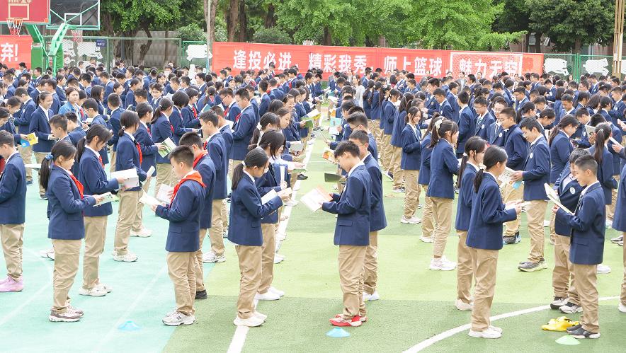 阅读周活动中，同学们互赠图书.jpg