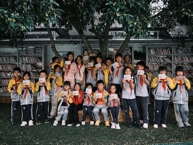 内江明德小学的孩子们展示自己的“阅读微心愿（新华文轩供图）.jpg